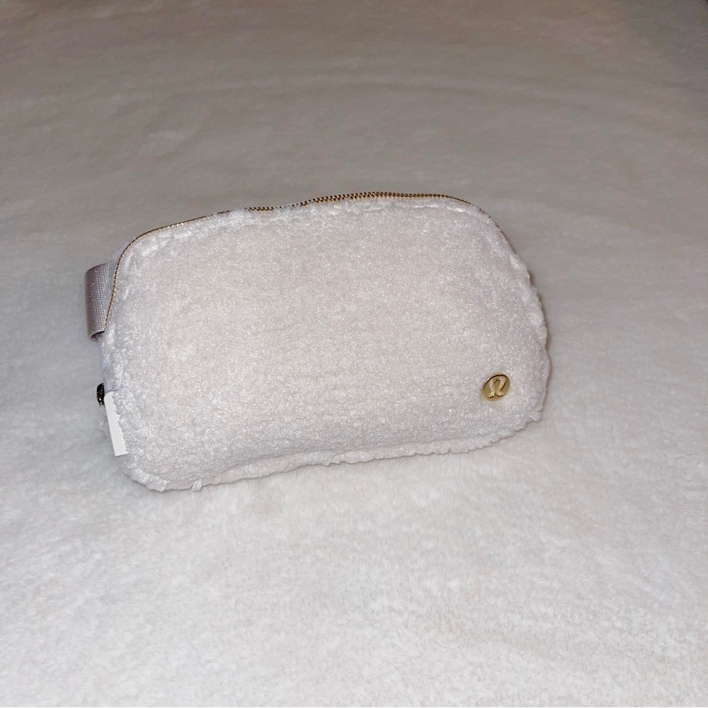 Lululemon Everywhere Fleece Belt Bag with Gold Hardware - Picture 3 of 9